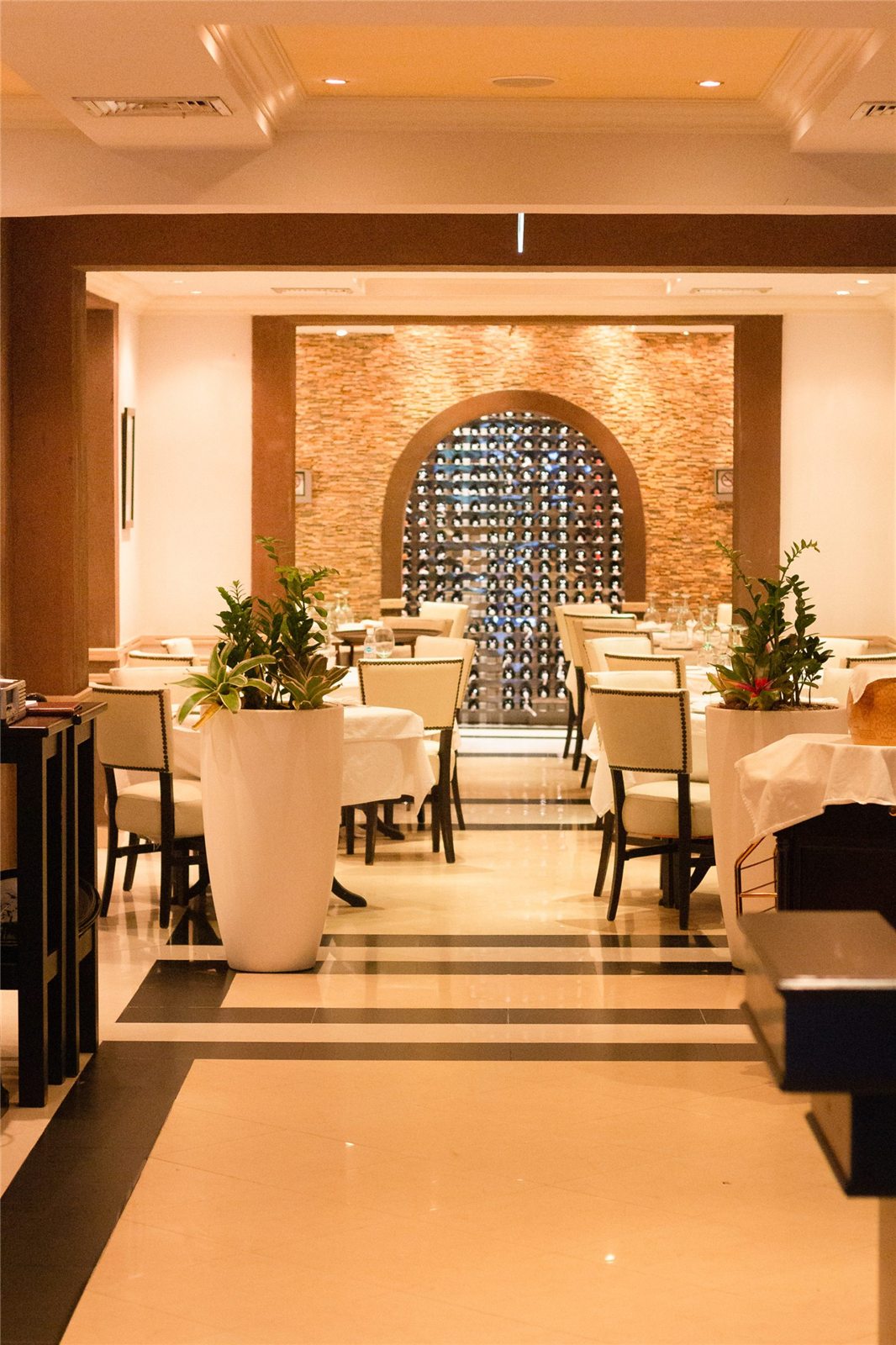 Salón y bodega de vinos de Barriott Ristorante & Lounge
