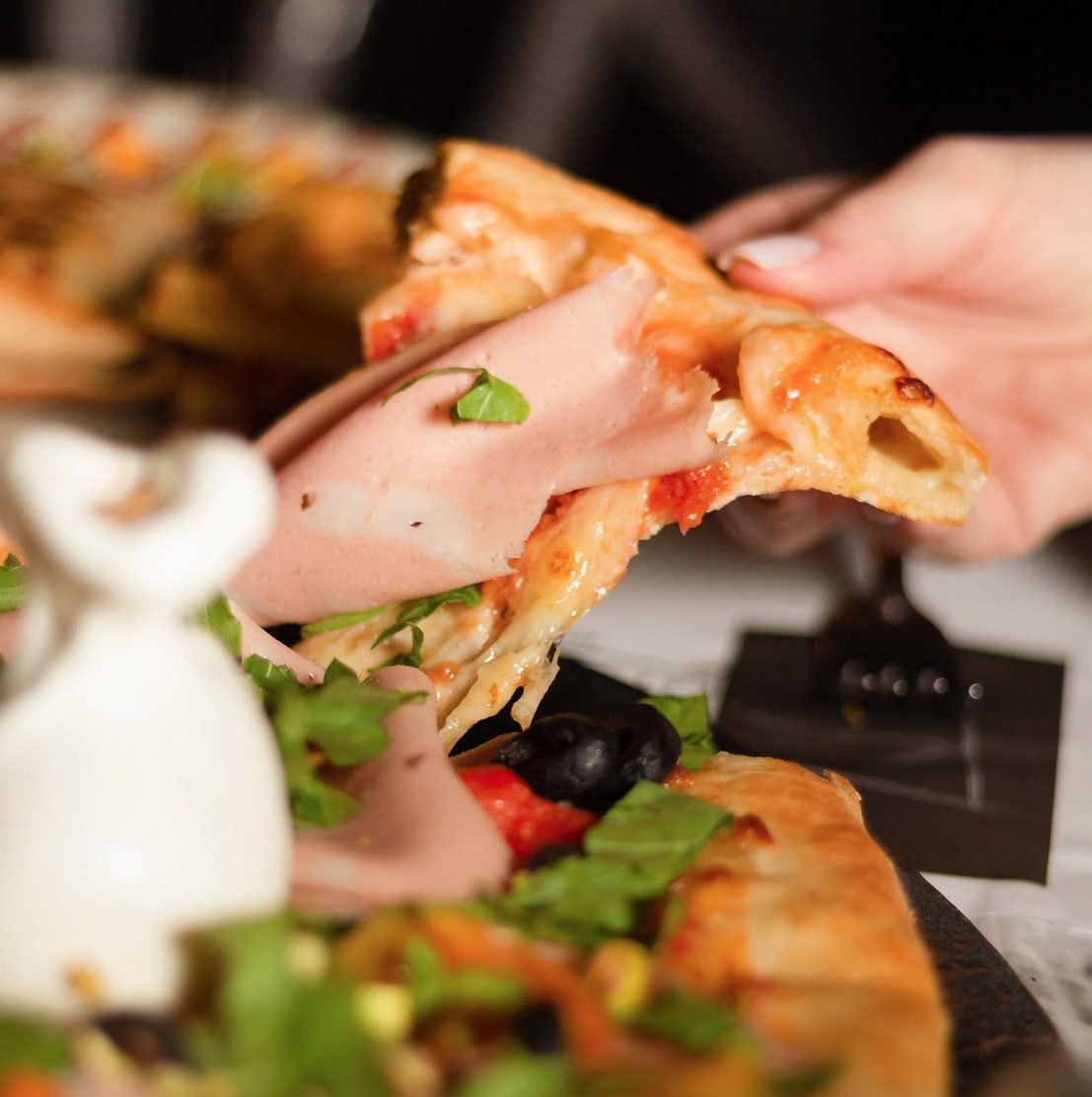 Pizza artesanal servida en Barriott Ristorante & Lounge